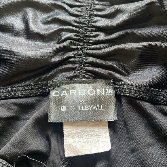 Carbon38 shiney leggings withh mesh on knees and lower thighs. Chill by Will - Picture 4 of 6